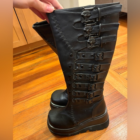 Demonia Shaker-232 platform boots - Picture 2 of 5